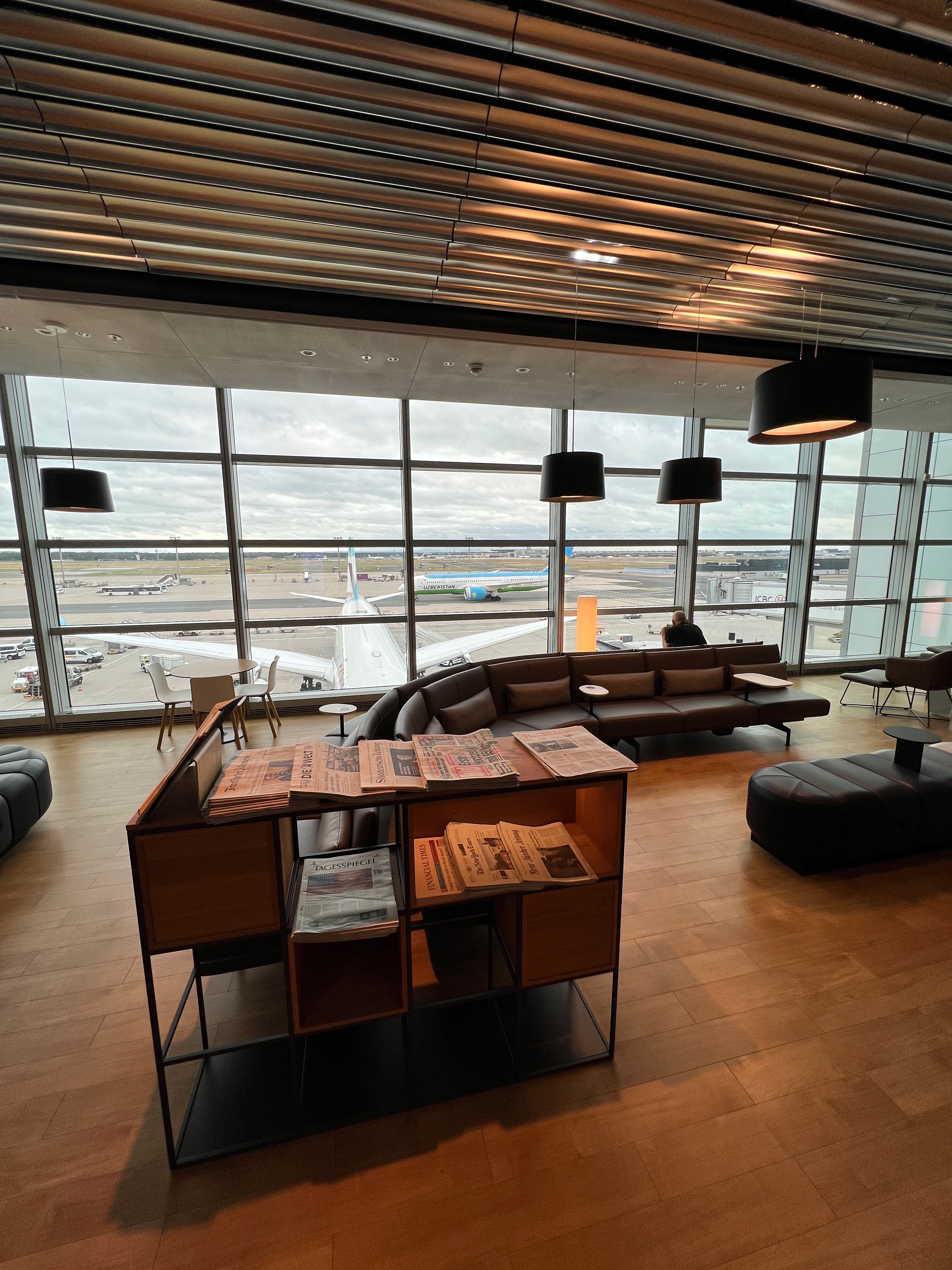 Airline Lounge mit Blick aufs Vorfeld